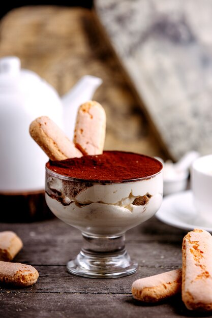 Postre cremoso cubierto con galletas