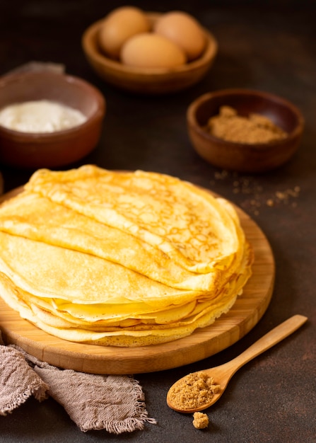 Postre de crepe de invierno delicioso con ingredientes