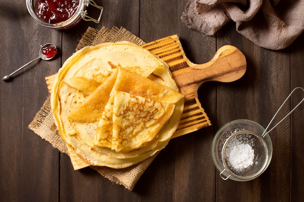 Postre de crepe de invierno delicioso con mermelada y azúcar