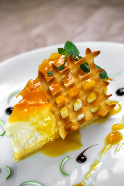 Postre de cuajada de miel con hojas de menta