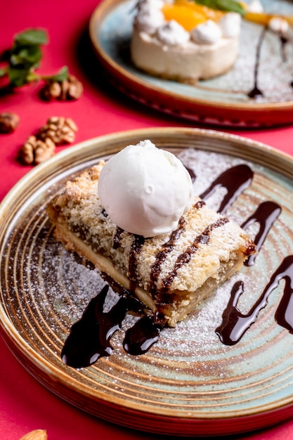 Postre cubierto con helado y sirope de chocolate