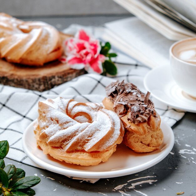 Postre de delicias dulces sobre la mesa