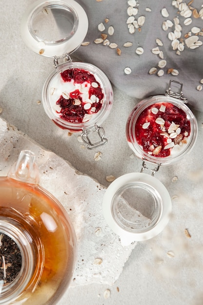 Foto gratuita postre delicioso endecha plana en frascos