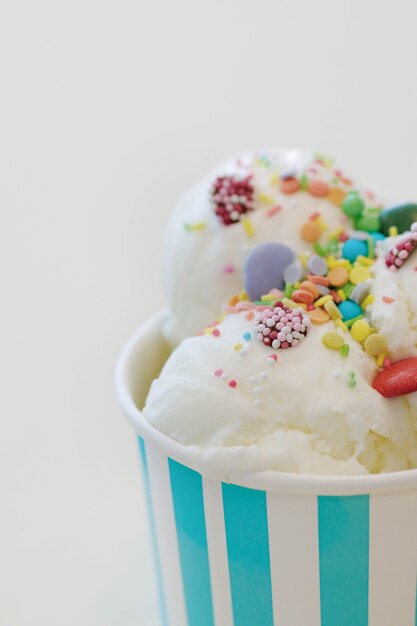 Postre. Delicioso helado en la mesa