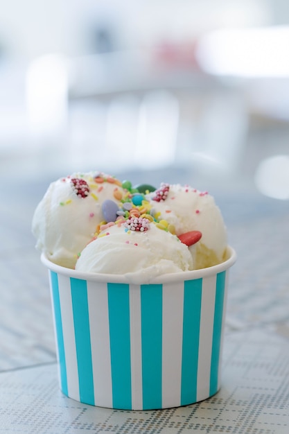 Postre. Delicioso helado en la mesa