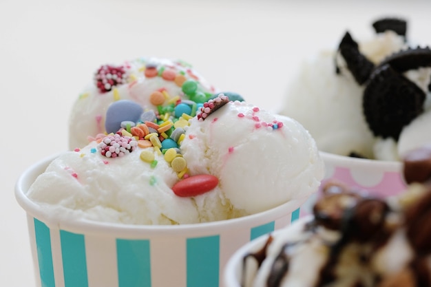 Postre. Delicioso helado en la mesa