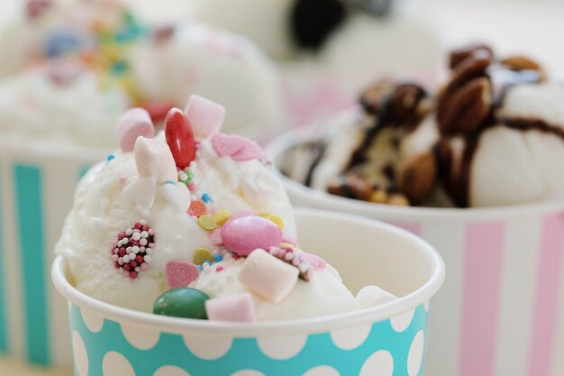 Postre. Delicioso helado en la mesa