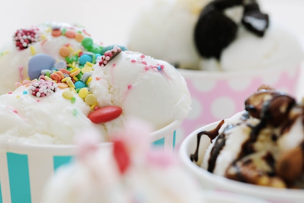 Postre. Delicioso helado en la mesa