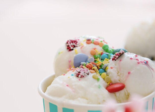 Postre. Delicioso helado en la mesa