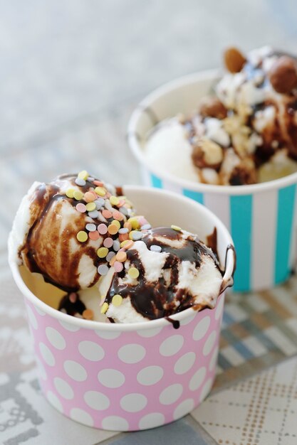 Postre. Delicioso helado en la mesa