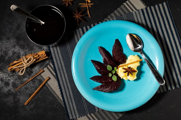 Postre delicioso de la jalea negra en la placa