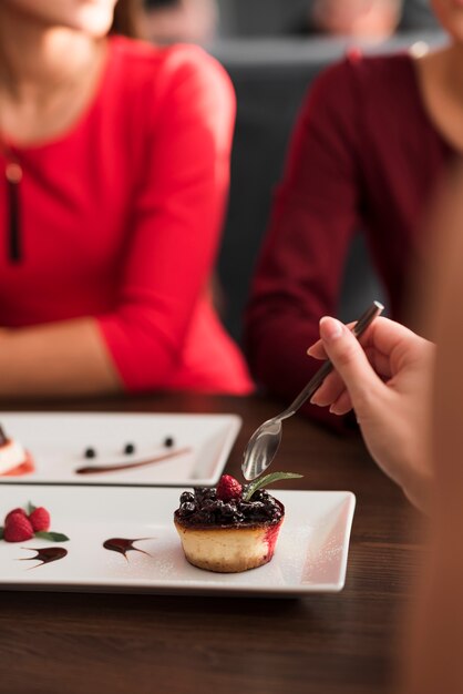 Postre delicioso en restaurante