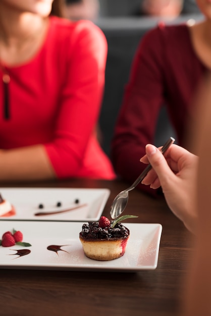 Postre delicioso en restaurante