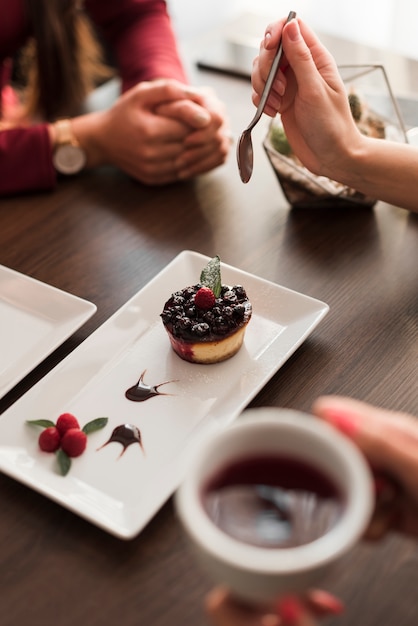 Postre delicioso en restaurante