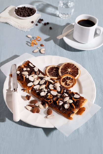 Postre delicioso y taza de café de alto ángulo