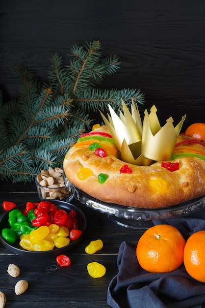 Foto gratuita postre del día de la epifanía con abeto y caramelo.