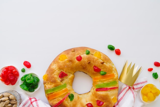 Foto gratuita postre del día de la epifanía con corona y dulces.