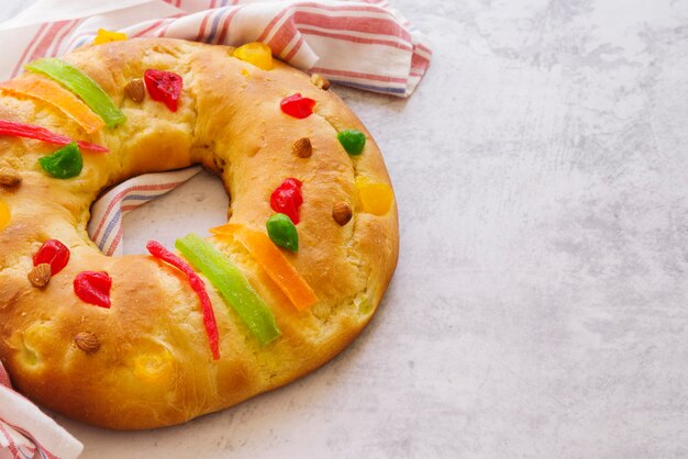 Postre del día de la epifanía con espacio de copia y mantel