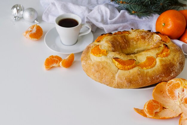 Postre del día de la epifanía con naranja y café.