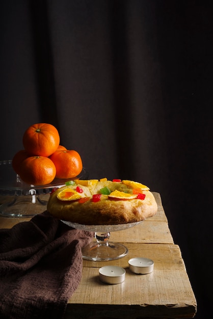 Foto gratuita postre del día de la epifanía con naranjas y candelitas