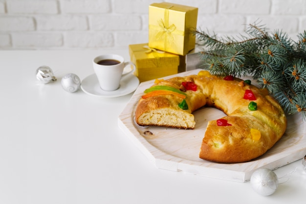 Foto gratuita postre del día de la epifanía con regalos y café.