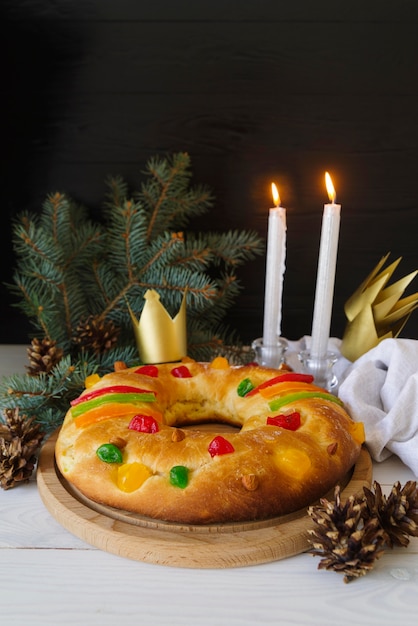 Postre del día de la epifanía con velas y piñas