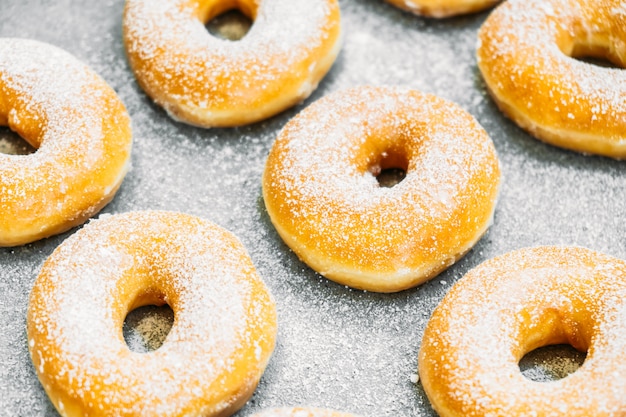 Postre dulce con muchas rosquillas.