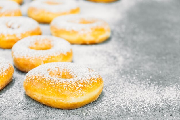 Postre dulce con muchas rosquillas.