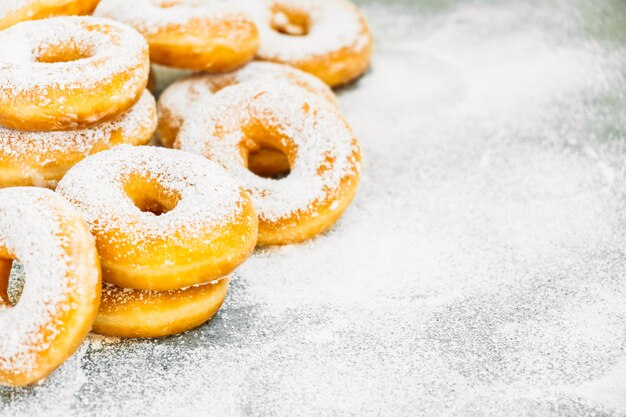 Postre dulce con muchas rosquillas.