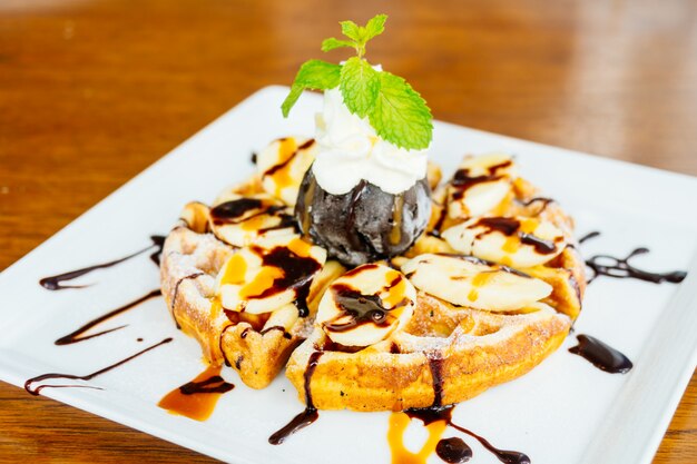 Postre dulce con panqueques y helado de chocolate.