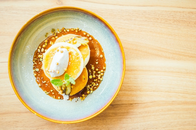 Postre dulce con panqueques y salsa dulce.