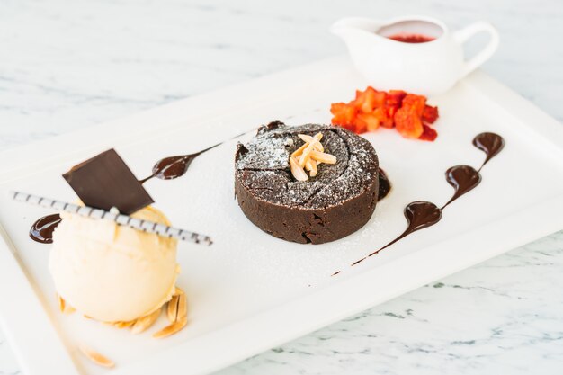 Postre dulce con pastel de lava de chocolate y helado.