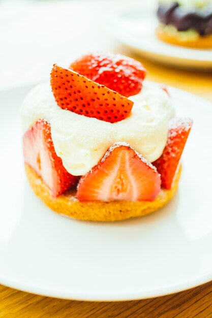 Postre dulce con tarta de fresa