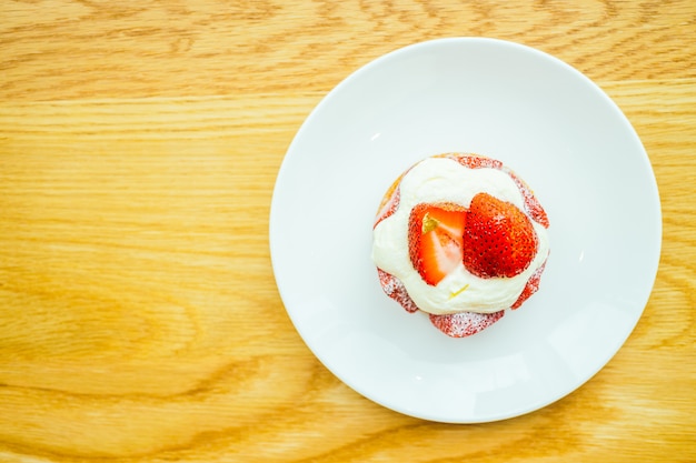 Postre dulce con tarta de fresa