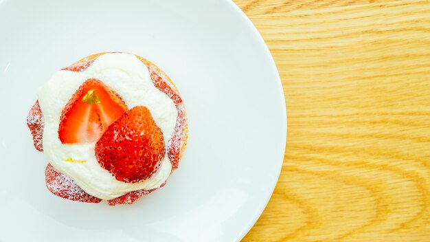 Postre dulce con tarta de fresa