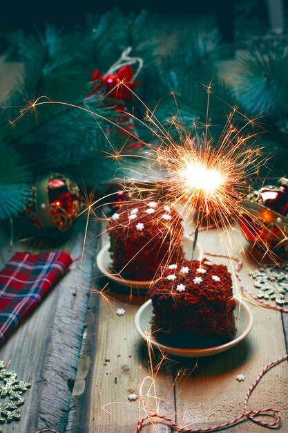 Postre festivo de cumpleaños o pastel de terciopelo de San Valentín con fuegos artificiales