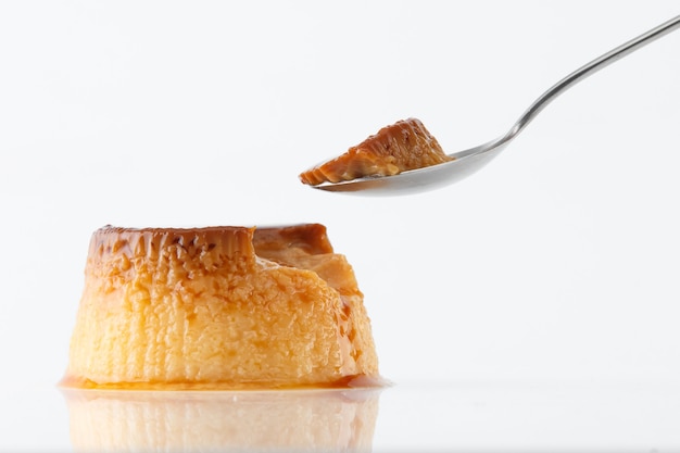 Postre de flan en blanco