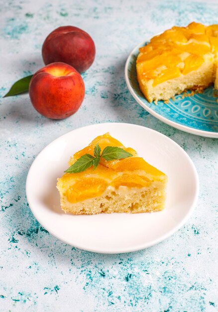 Postre francés delicioso casero tarta tatin con melocotones.