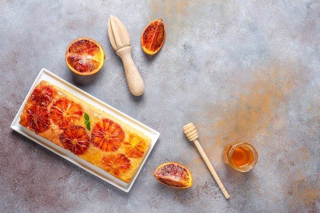 Postre francés delicioso tarta tatin con naranja de sangre.