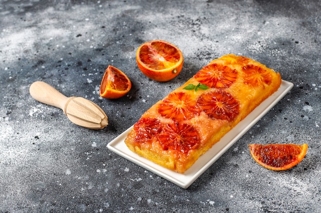 Postre francés delicioso tarta tatin con naranja de sangre.