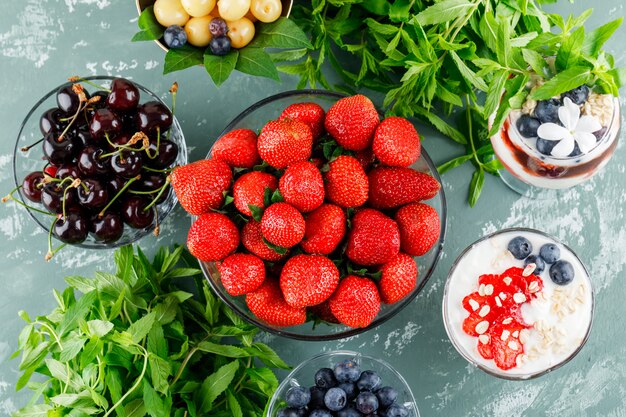 Postre con fresa, arándano, menta, cereza en florero y copa