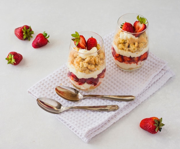 Postre fresas en capas