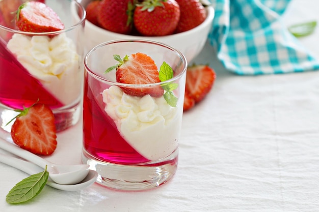 Postre con fresas y crema batida