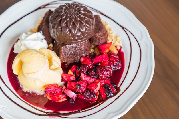 Postre con fresas y helado de chocolate