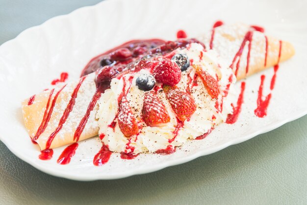 Postre de fruta crepe