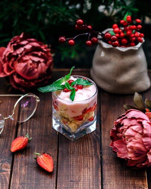 Postre de frutas con yogurt y arándanos