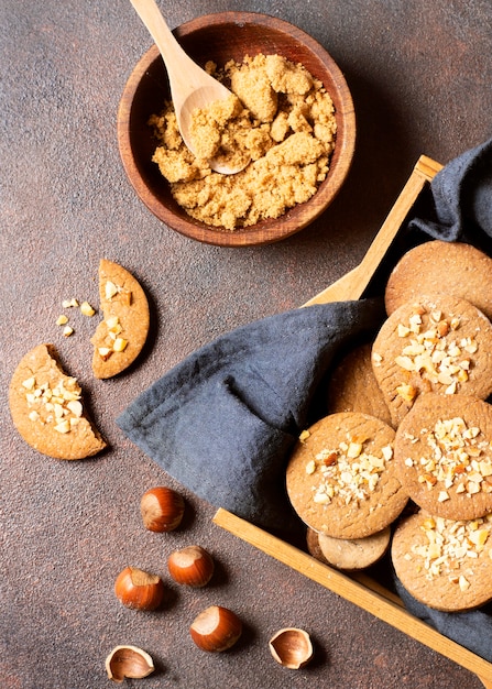 Postre de galletas de invierno endecha plana en una cesta