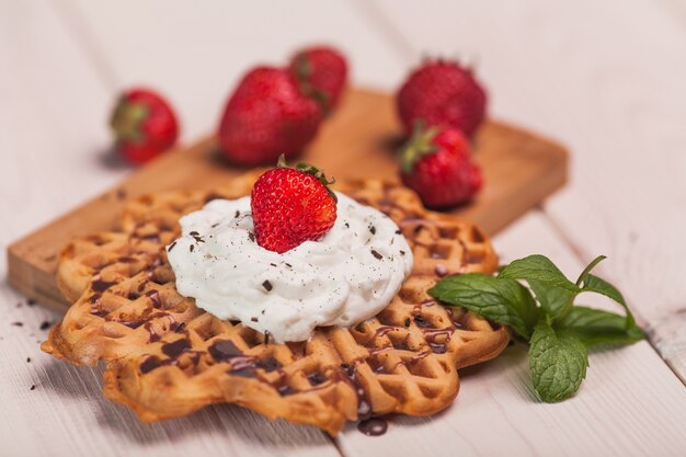 Postre de gofres con crema y frutas.