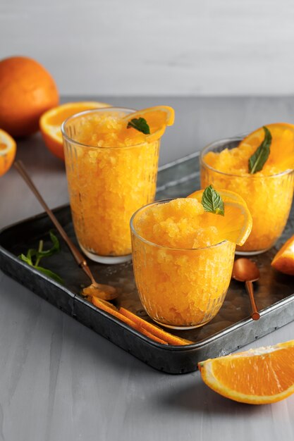 Postre de granizado de alto ángulo con naranja.