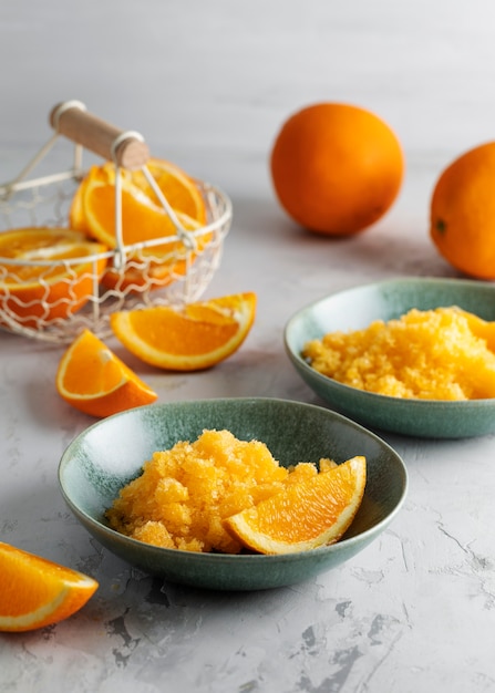 Postre granizado con bodegón naranja ángulo alto